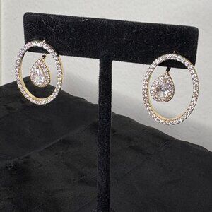 Elegant Crystal Teardrop Earrings – Gold Oval Frame Design